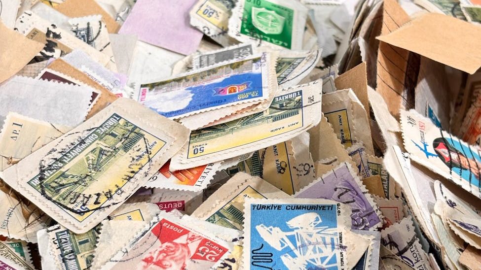 Unzählige Briefmarken liegen quer übereinander. Ganz ähnlich sieht es in deinem Spam-Ordner aus!